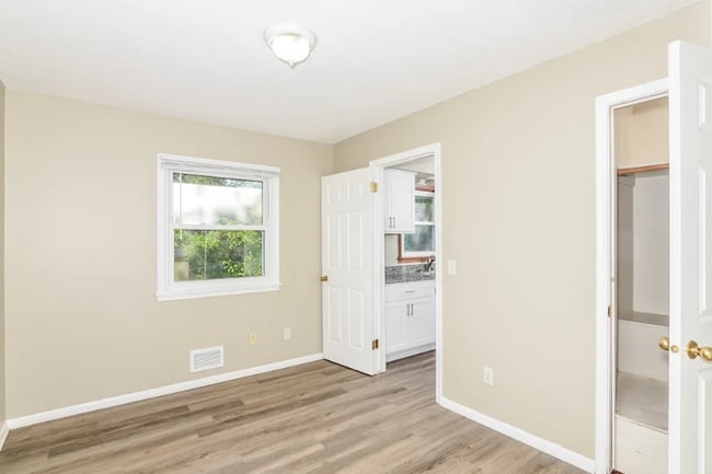 Foto del edificio - 400 Hazelwood Rd