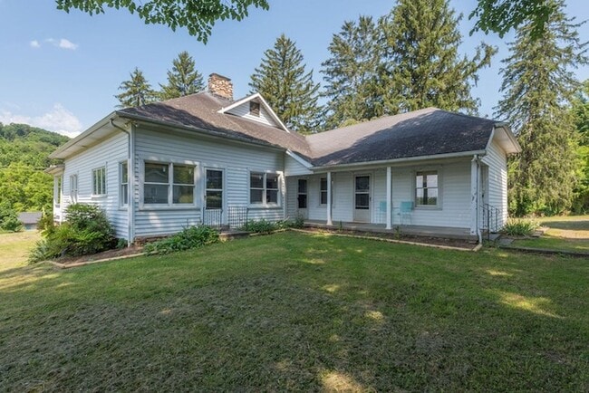 Foto del edificio - Weaverville Farmhouse Rental!