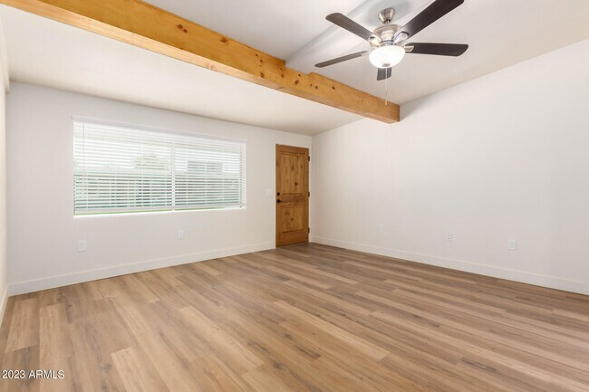 Foto del edificio - 6049 W Laurie Ln
