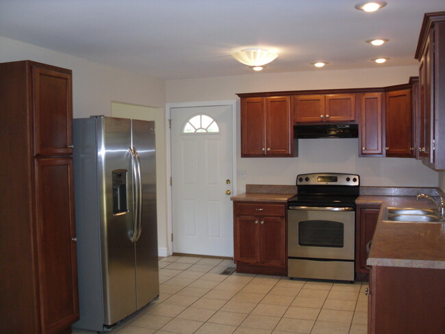 Building Photo - 983 E Valley Dr
