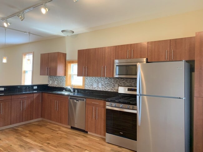 Building Photo - Bayview 2-bedroom loft style house, hardwood floors, AC, parking, fireplace