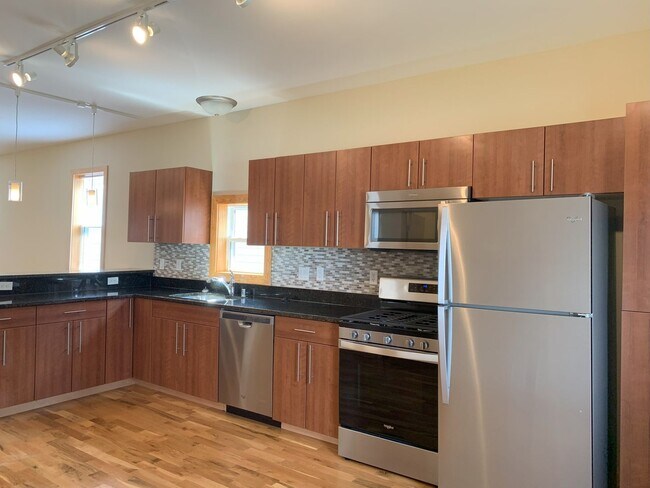 Foto del edificio - Bayview 2-bedroom loft style house, hardwood floors, AC, parking, fireplace