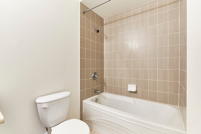 Building Photo - Spacious 2 bedroom unit with outdoor space