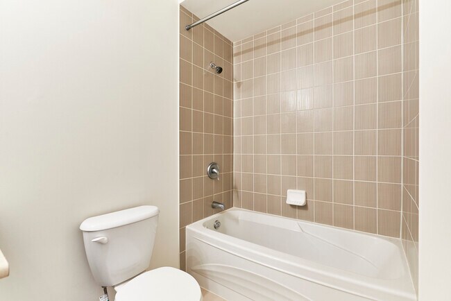 Photo du bâtiment - Spacious 2 bedroom unit with outdoor space