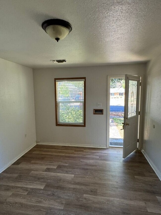Foto del edificio - SINGLE FAMILY HOME WITH BONUS ROOM OFF THE DETACHED GARAGE- GARDNERS DREAM