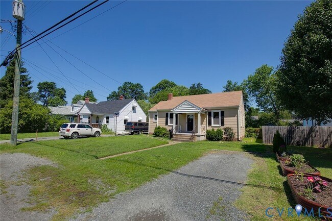 Foto del edificio - 2702 Maplewood Rd