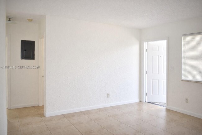 Building Photo - 932 Moffett St