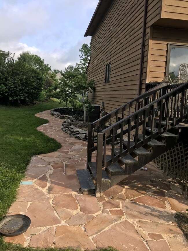 Building Photo - 10391 Meadowlake Cir