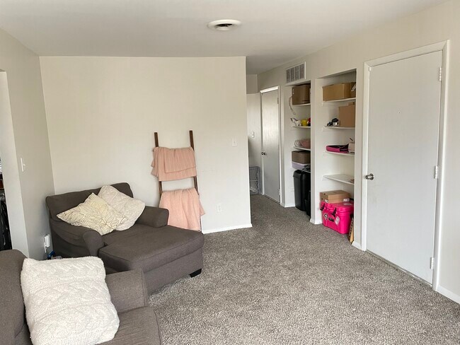 Building Photo - 961 High Meadow Dr