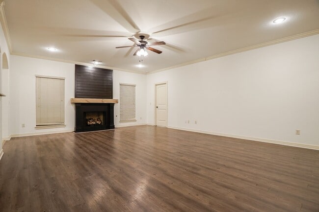 Building Photo - Amazing, beautifully updated 3 bedroom 2 b...