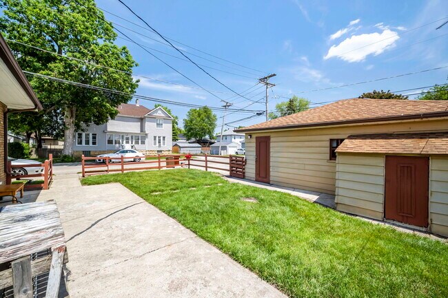 Building Photo - 928 Kelly Ave