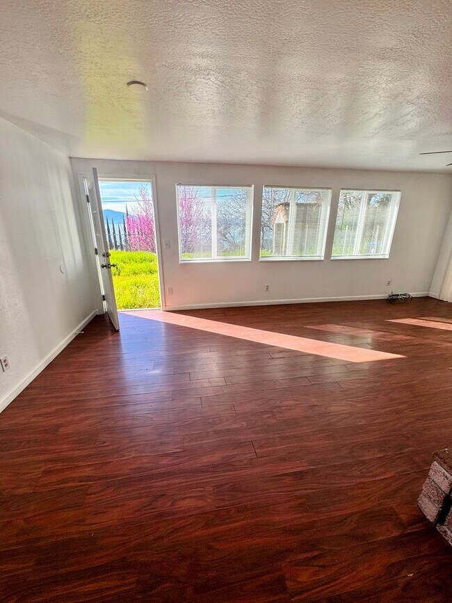 Foto del edificio - 3201 Springe St