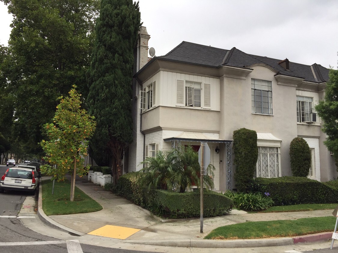 Foto principal - 9838 Charleville Blvd
