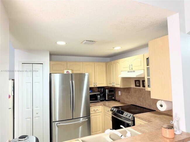 Foto del edificio - 6720 NW 114th Ave