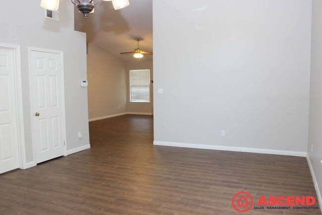 Building Photo - 4-Bedroom Home Near Shopping Center In Sou...