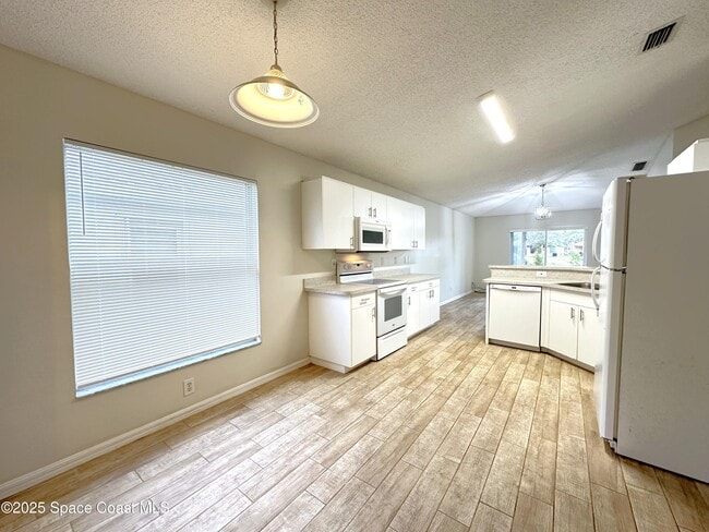 Building Photo - 670 Benton Dr