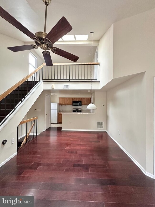 Building Photo - Lovely 2 level condo