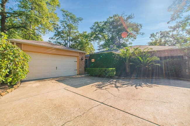 Building Photo - 19 Lancelot Ln