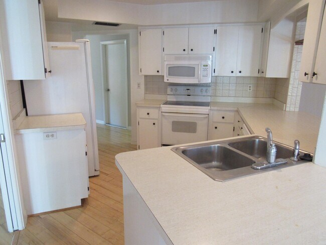 Building Photo - 2225 Pine View Cir