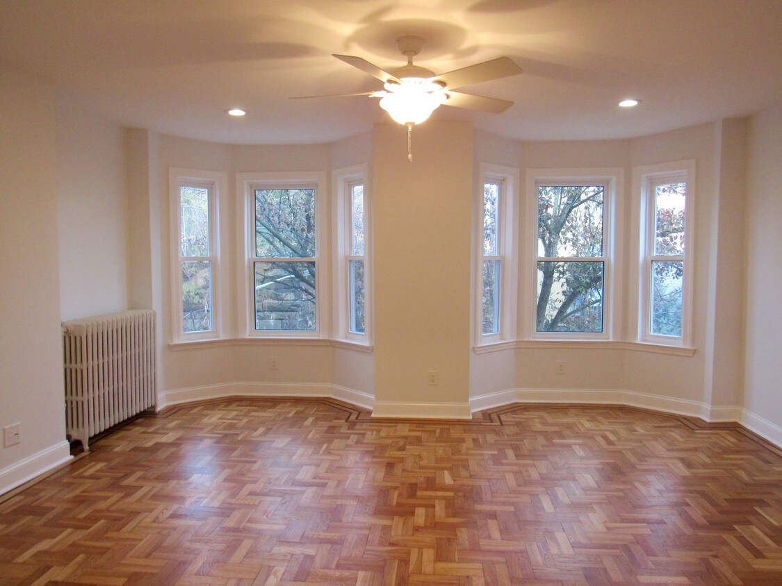 Primary Photo - 445 Monmouth St