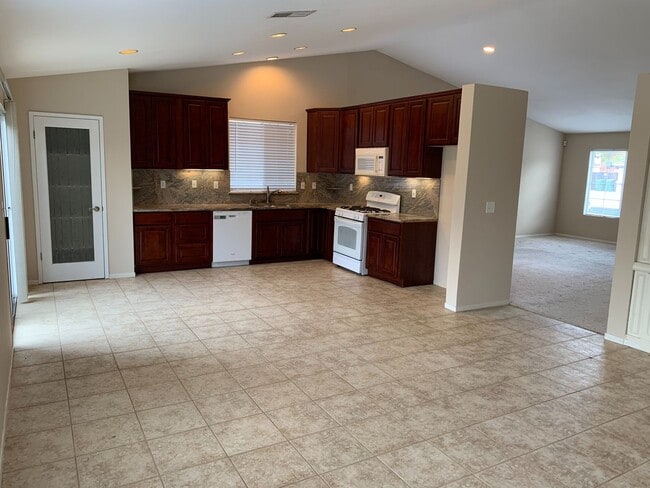 Building Photo - Beautiful Single Story 3 Bedroom, 2 Bath B...