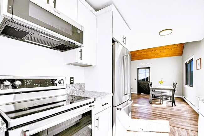 Foto del edificio - 1244 Hyland Dr