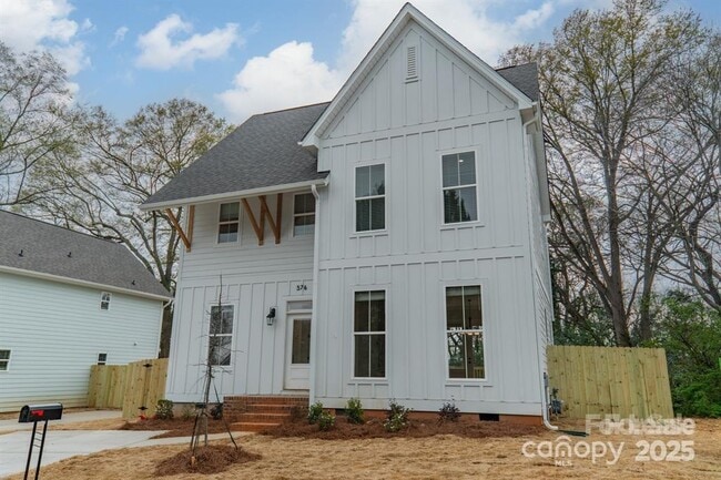 Building Photo - 576 Reid St
