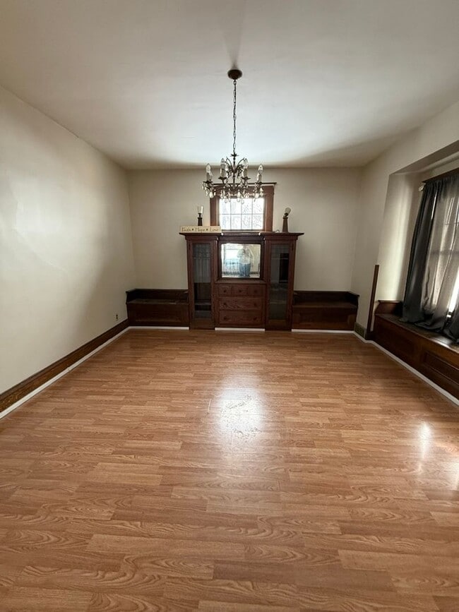 Building Photo - North Hill Area 4 Bedroom Home!! Tons of Charm!!