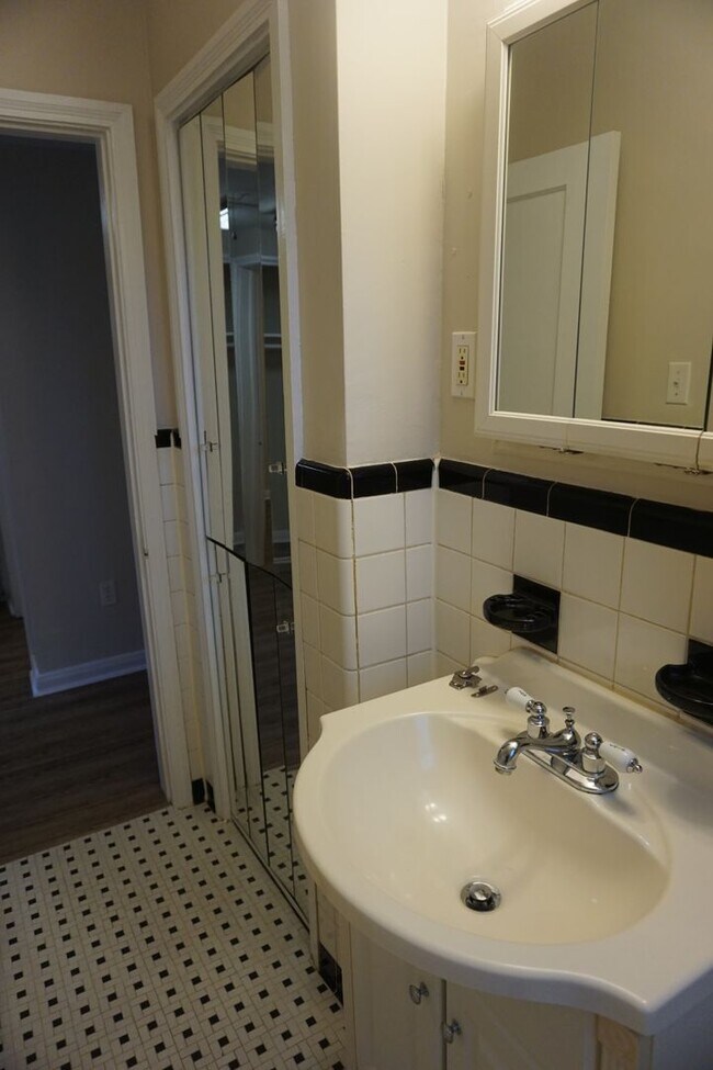 Foto del edificio - Beautiful 3 Bedroom House Behind Midtown