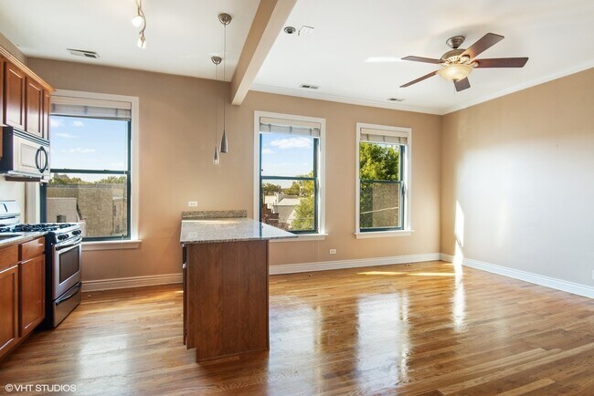 Building Photo - 1709 N Paulina St