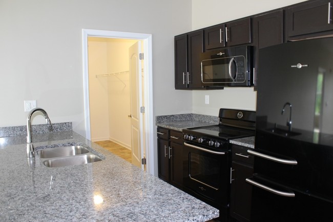 Kitchen - Dundee Place Apartments