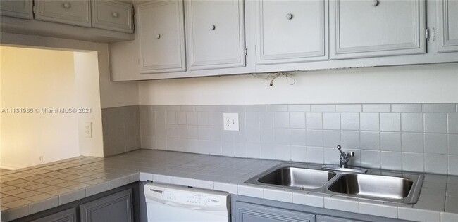 Building Photo - 9470 Live Oak Pl