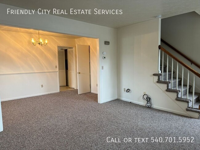 Building Photo - Spacious end unit Townhome!