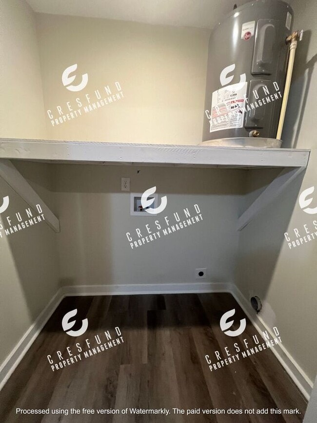 Building Photo - Spacious 1 BR 1 Bath bottom unit