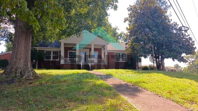 Building Photo - Spacious Family Home 3-Bedrooms and 2-Bath...