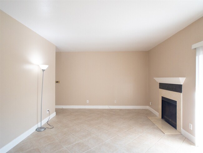 Foto del edificio - 6500 Harbor Town Dr