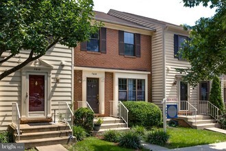 Building Photo - 7608 Southern Oak Dr