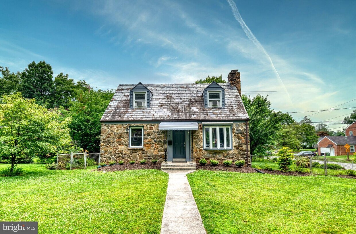 Foto principal - 6233 Woodcrest Ave