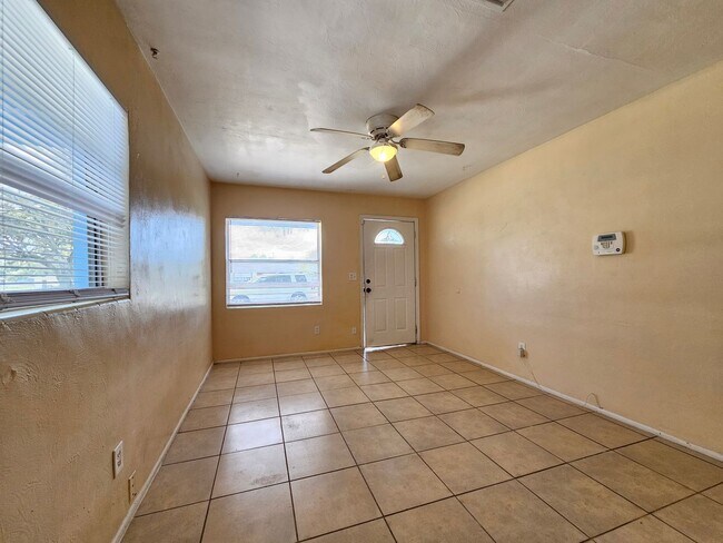 Building Photo - Amazing 4 bedroom 2 bath in Lakeland, FL  ...