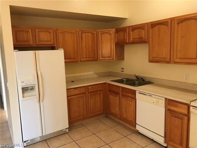 Building Photo - 4646 Golfview Blvd