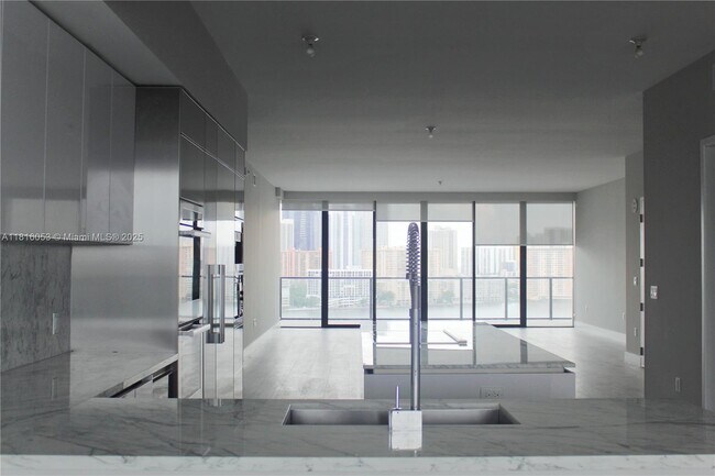 Foto del edificio - 5000 Island Estates Dr