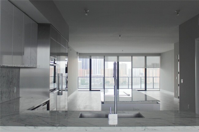Building Photo - 5000 Island Estates Dr