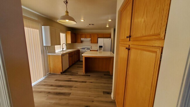 Building Photo - 4 BEDROOM HOME