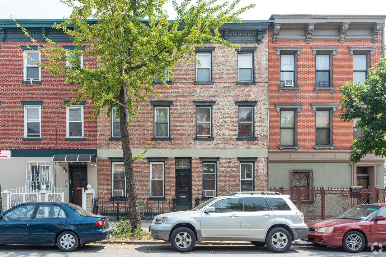 Primary Photo - 194 Montrose Ave