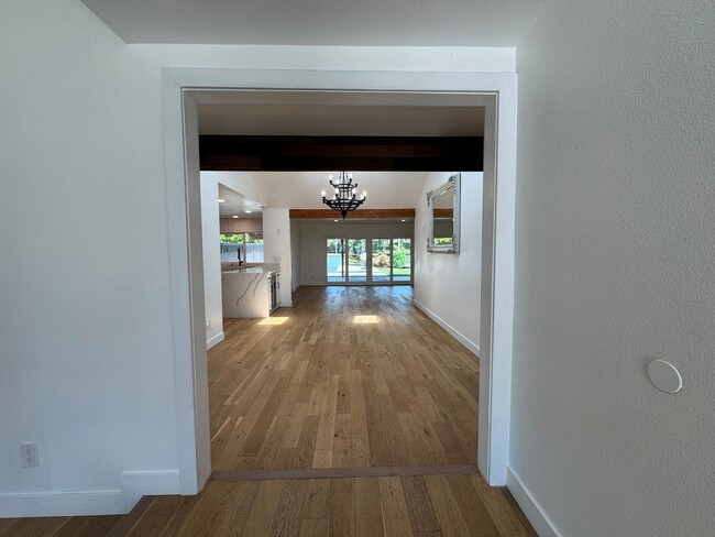 Building Photo - STUNNING Pool/Spa Single Story house with ...