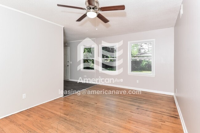 Foto del edificio - 5023 Barrington Dr