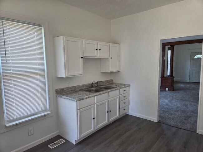Foto del edificio - 3 Bedroom with New Flooring !
