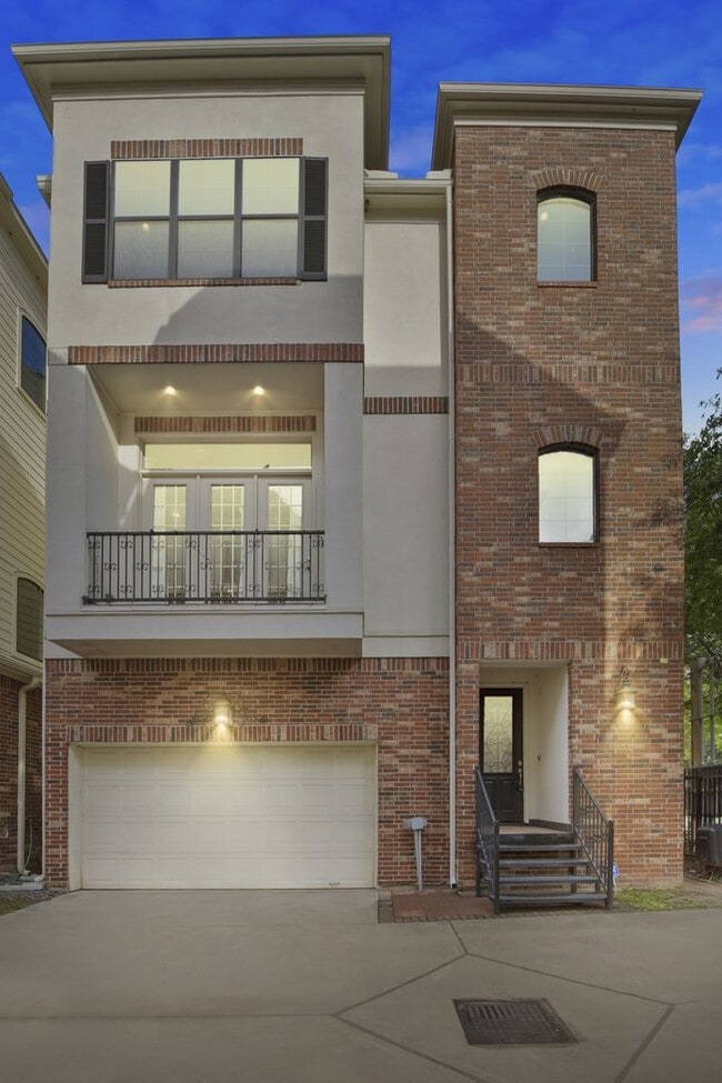 Building Photo - Elegant 3-Bedroom Home in Gated Inner Loop...