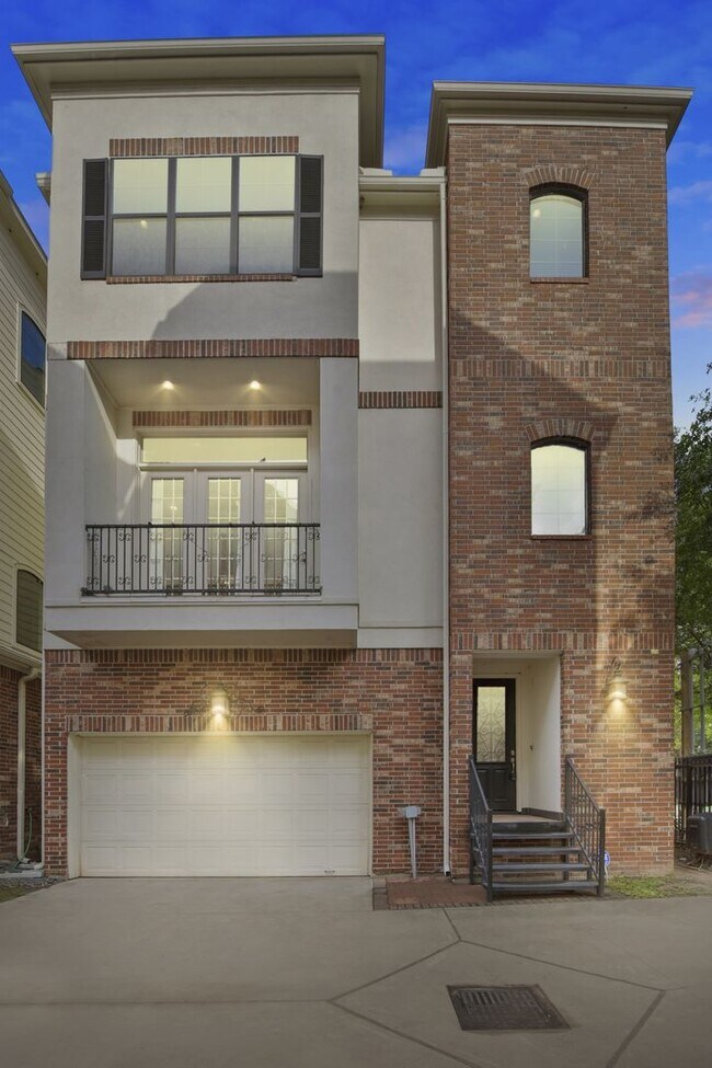 Foto del edificio - Elegant 3-Bedroom Home in Gated Inner Loop...