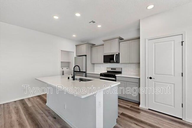 Foto del edificio - 6618 Sydney Drive NE